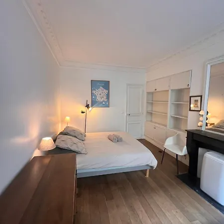 Appartamento Real Parisian With 2 Bedrooms And Ac