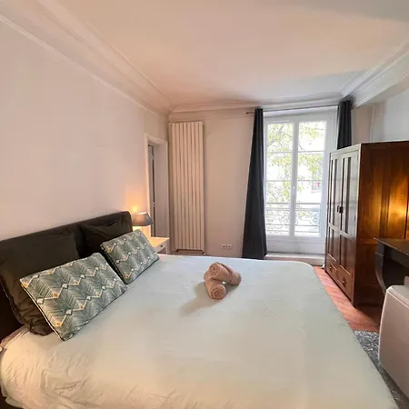 Real Parisian With 2 Bedrooms And Ac Parigi