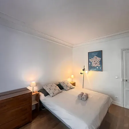 Appartamento Real Parisian With 2 Bedrooms And Ac Parigi