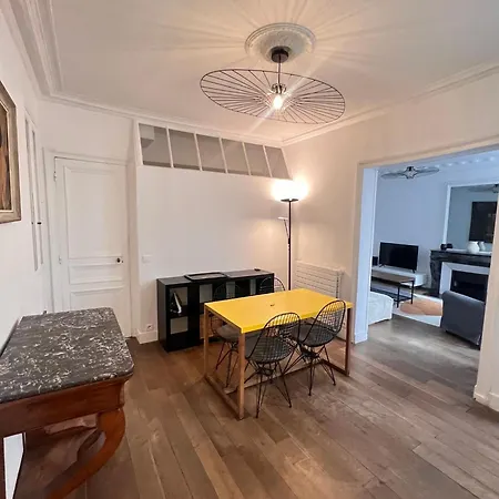 Real Parisian With 2 Bedrooms And Ac Parigi