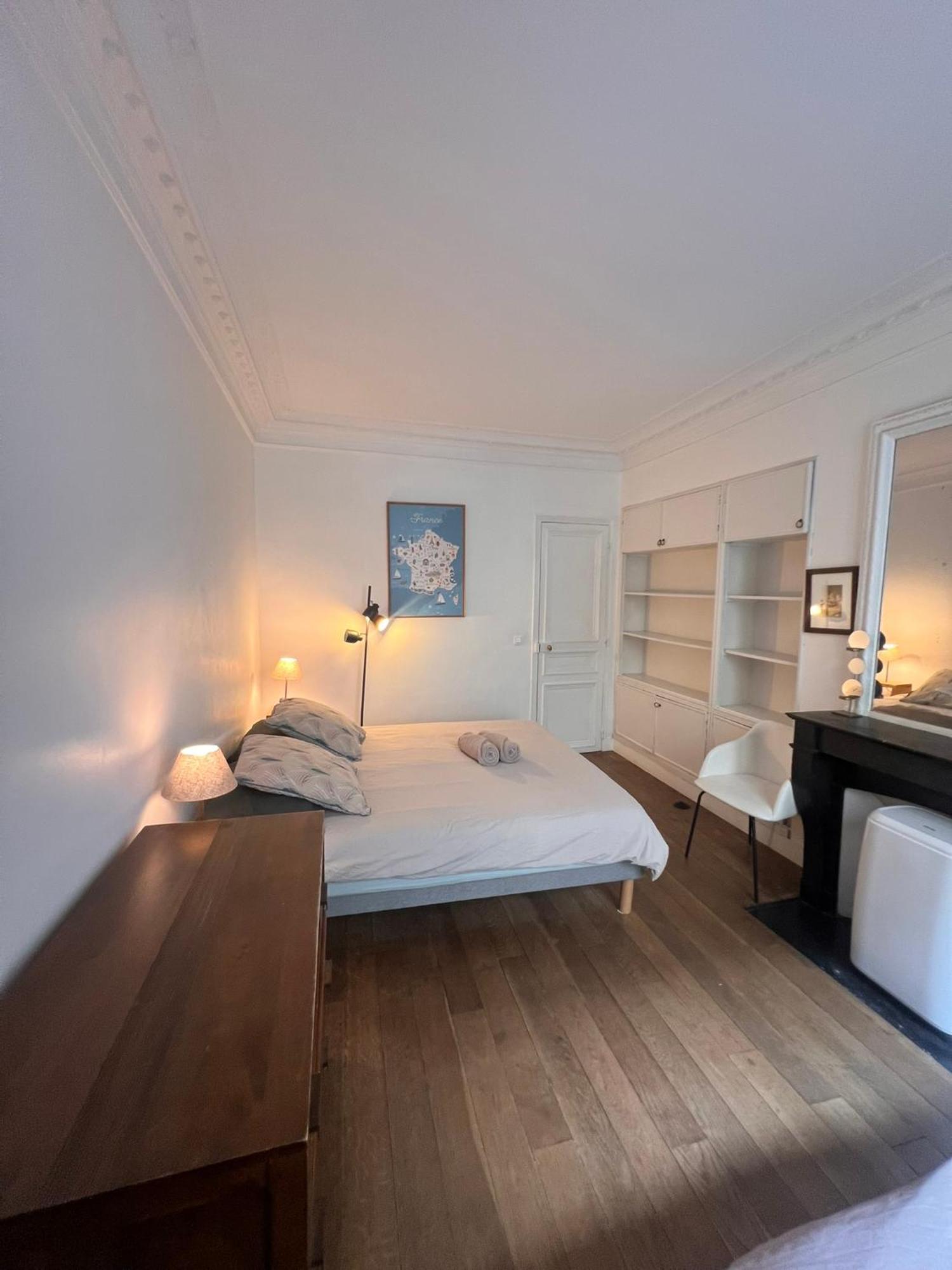 Appartamento Real Parisian With 2 Bedrooms And Ac