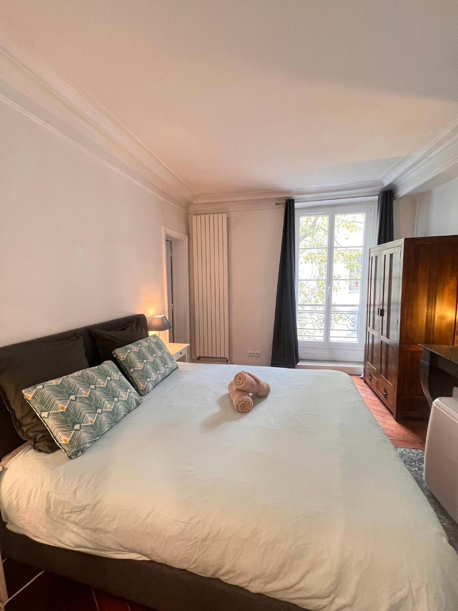 Real Parisian With 2 Bedrooms And Ac Parigi