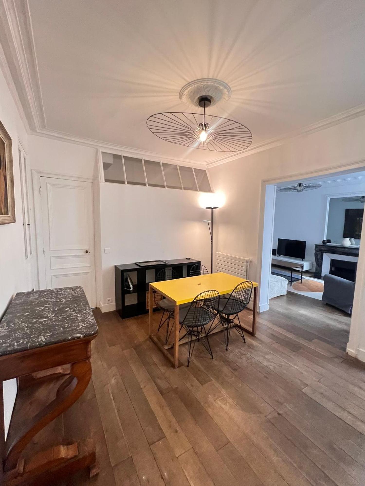 Real Parisian With 2 Bedrooms And Ac Paris